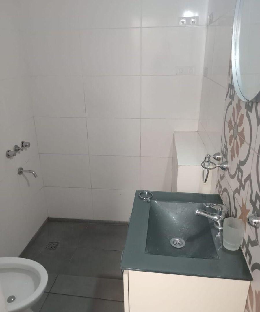 Foto de SE VENDE PH 2 AMB. GRANDE . CON PATIO Y ESPACIO AEREO PROPIO EN VILLA, imagen 5