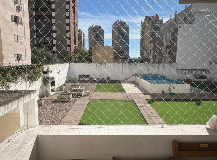 Se alquila depto un dormitorio en Complejo con patio, pileta y asadores. 2