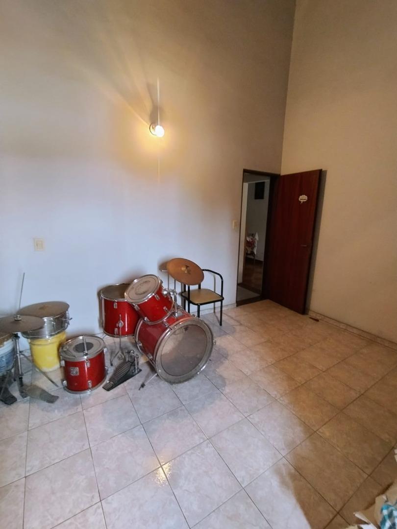 Venta Casa de 6 Amb/ Más Dos Locales, Cochera y Fondo Libre! 3