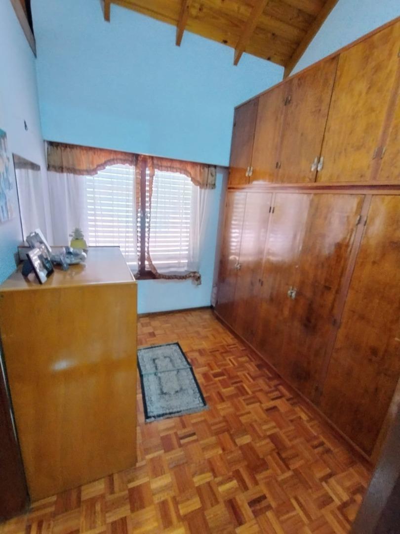 Venta Casa de 6 Amb/ Más Dos Locales, Cochera y Fondo Libre! 5