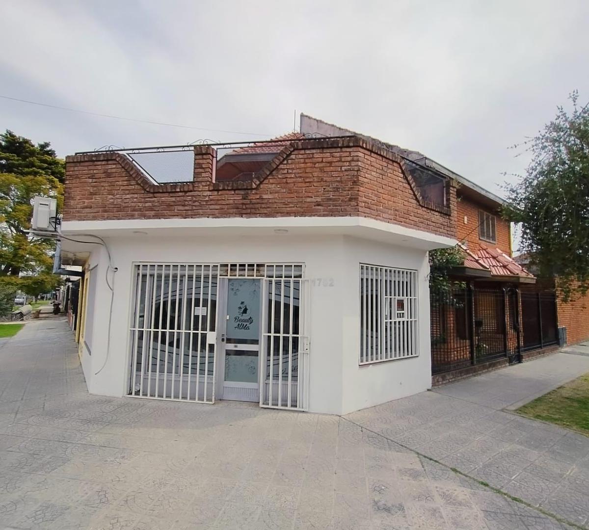 Venta Casa de 6 Amb/ Más Dos Locales, Cochera y Fondo Libre! 2