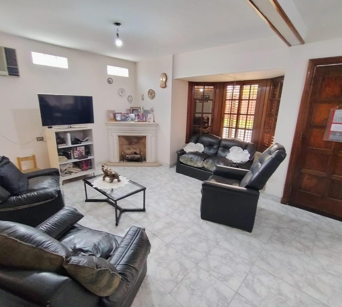 Venta Casa de 6 Amb/ Más Dos Locales, Cochera y Fondo Libre! 1