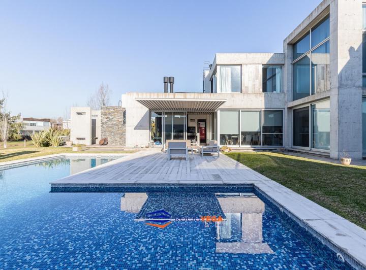 Casa en venta en Country Terravista,General Rodriguez fondo a laguna