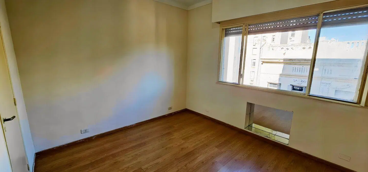 Luz, jardín y ubicación ideal: 2 amb. en Balvanera 2