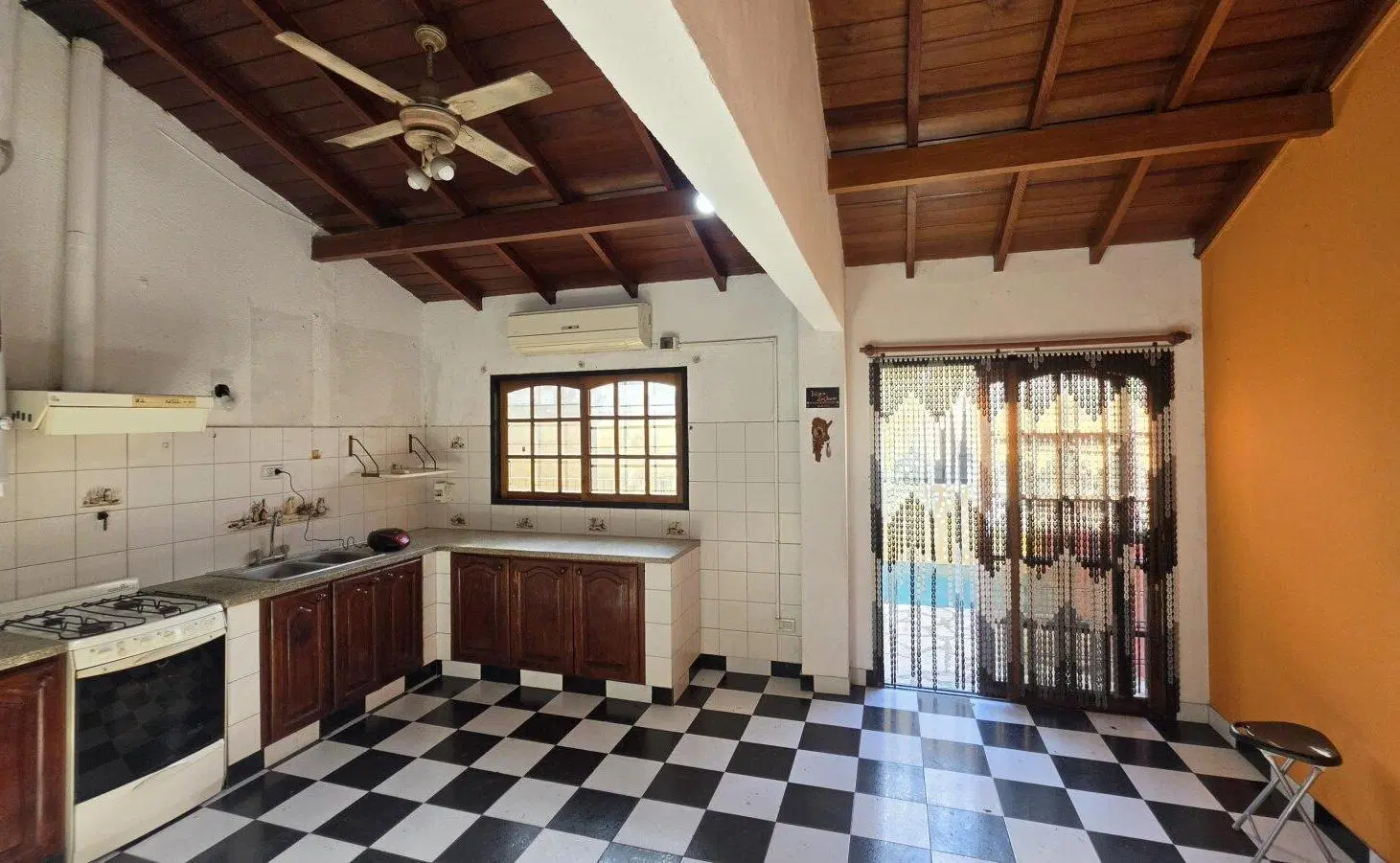 CASA AMPLIA EN ALQUILER EN ITUZAINGO 2