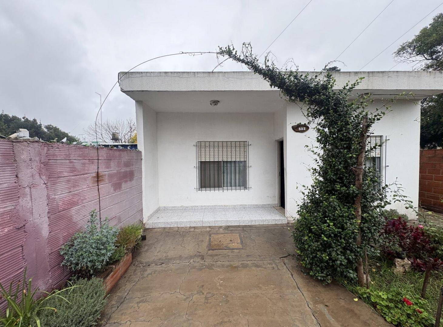 Casa 3 Ambientes con un dpto atrás