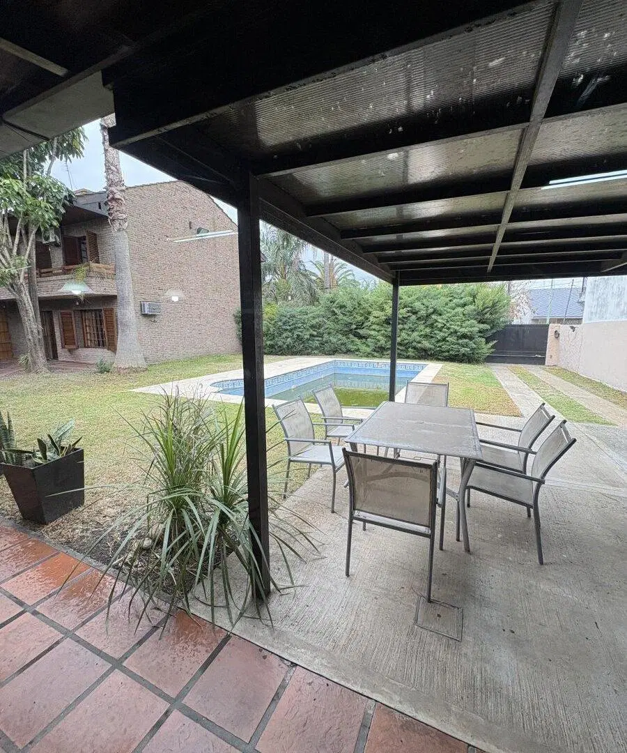 CASA EN VENTA CON PISCINA, QUINCHO Y GRAN PARQUE 2