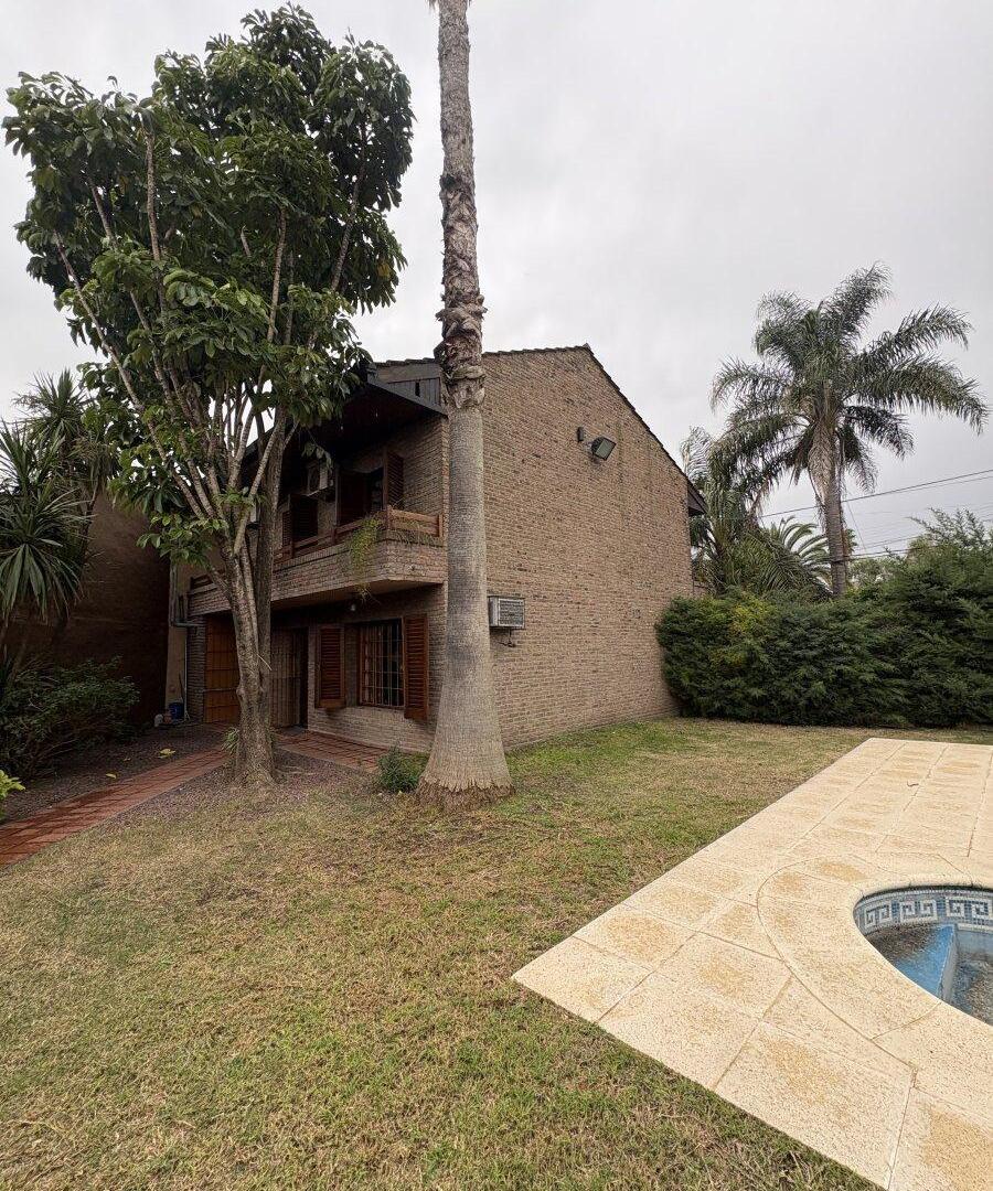 CASA EN VENTA CON PISCINA, QUINCHO Y GRAN PARQUE