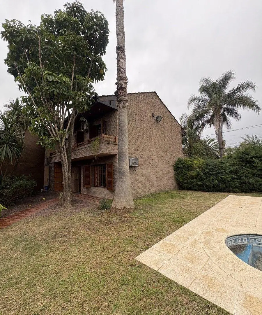 CASA EN VENTA CON PISCINA, QUINCHO Y GRAN PARQUE 3