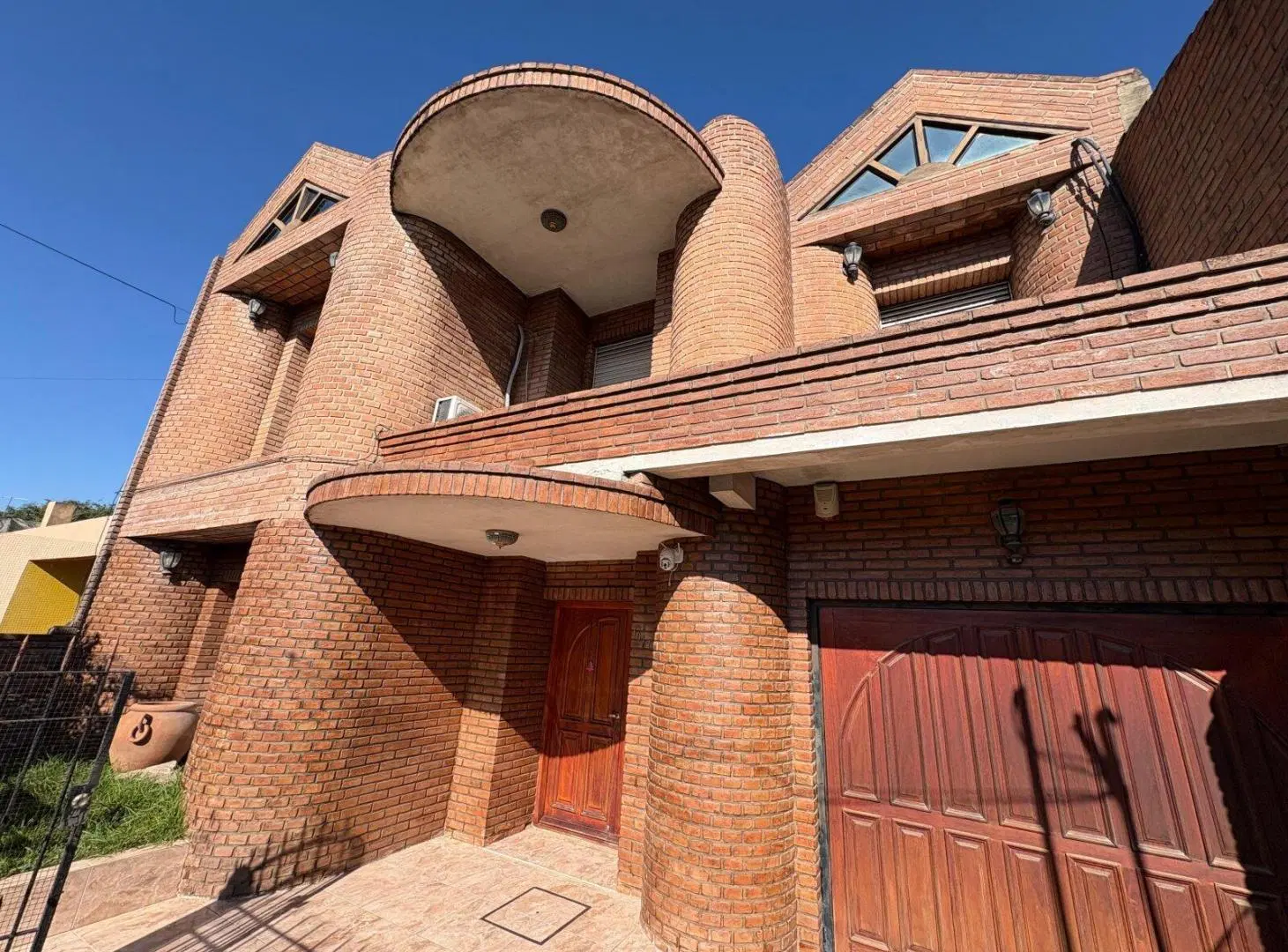 IMPORTANTE CASA A LA VENTA EN MERLO 4