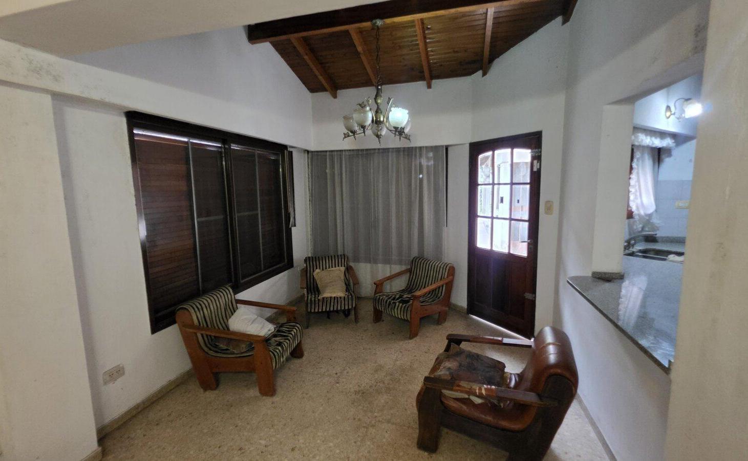 Foto de OPORTUNINDAD -- CASA A LA VENTA EN EL CENTRO DE LIBERTAD, MERLO - BS.AS. - CON FACILIDADES, imagen 2