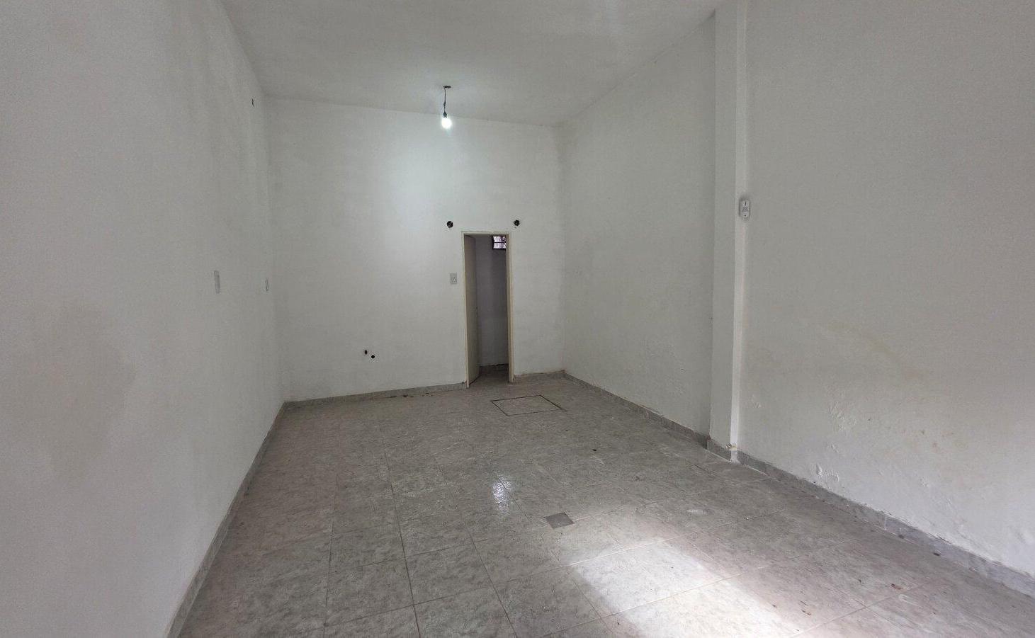 Foto de LOCALES A LA VENTA EN OPORTUNINDAD SOBRE CALLE IMPORTANTE EN ITUZAINGO, imagen 3
