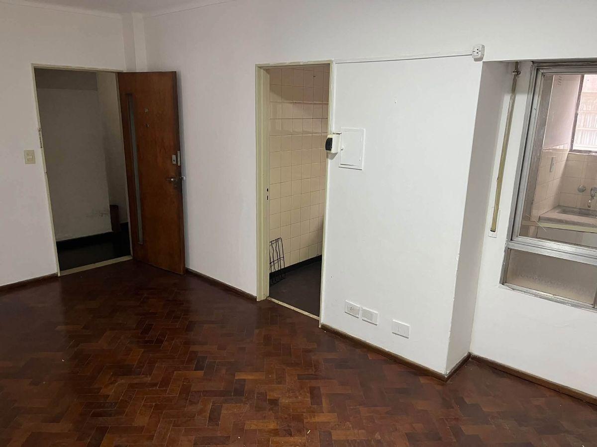 Foto de AMPLIO DEPARTAMENTO DE 1 DORMITORIO Y BALCON, EN EL CENTRO., imagen 2