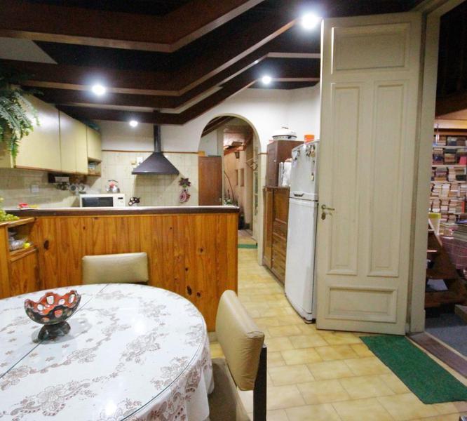 Dean Funes 330 - P. B.: 6 Amplios Ambientes Entrepiso Patio 1