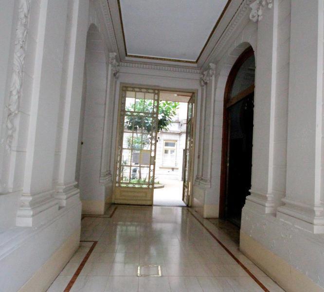 Dean Funes 330 - P. B.: 6 Amplios Ambientes Entrepiso Patio 2
