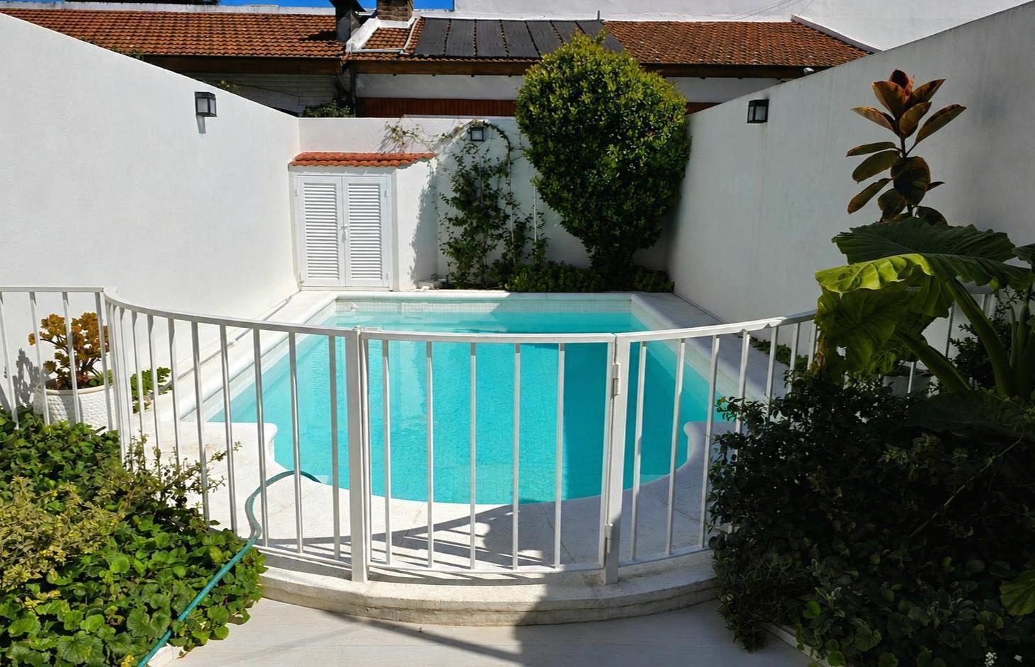 Foto de Concordia 2082: impecable triplex 6amb. patio/quincho pileta cochera, imagen 2