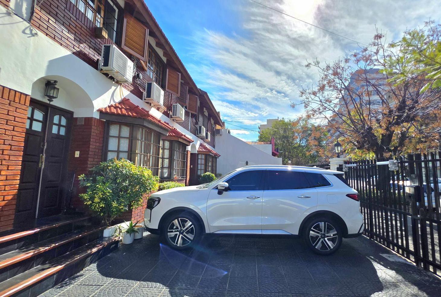 Foto de Concordia 2082: impecable triplex 6amb. patio/quincho pileta cochera, imagen 4