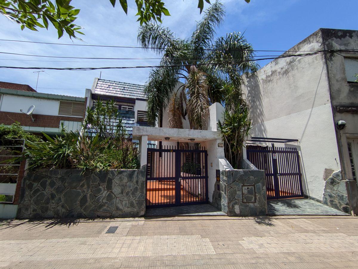 Se VENDE casa avellaneda 924 bis, ideal constructora