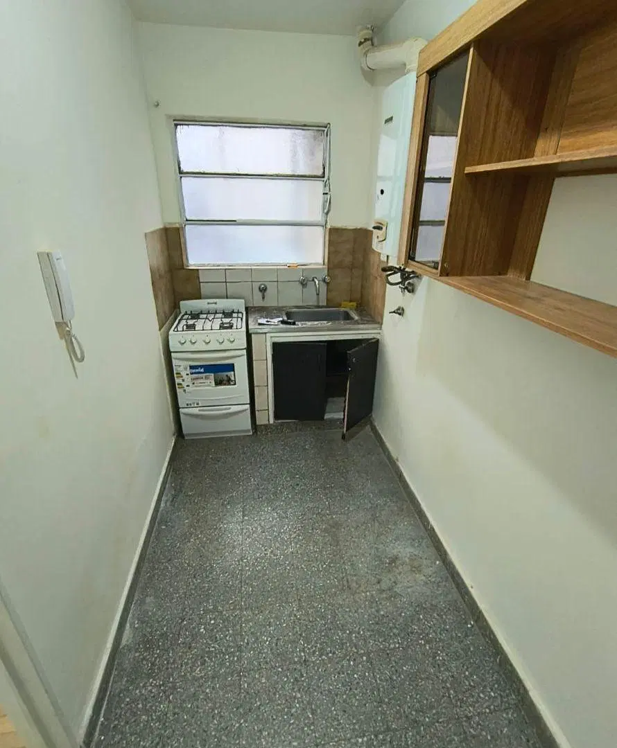 2 ambientes recién pintado con piso de parquet 4