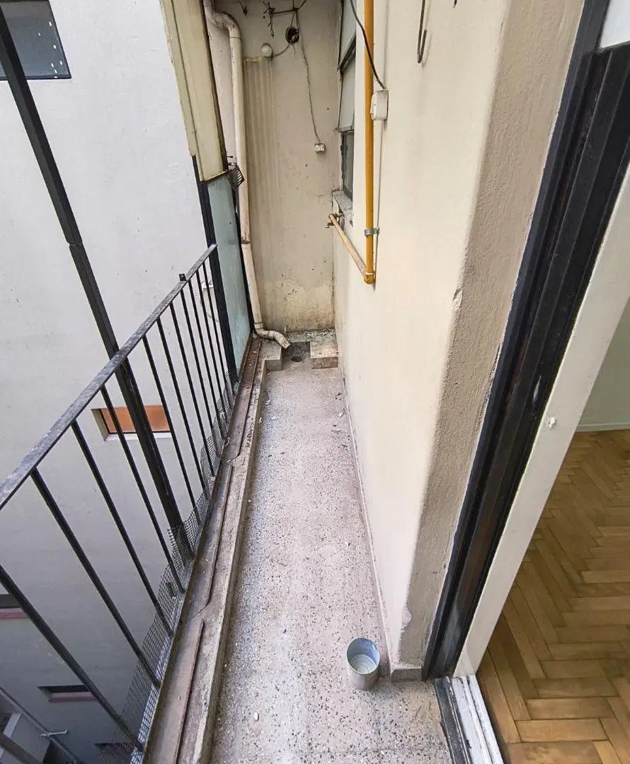 2 ambientes recién pintado con piso de parquet 5