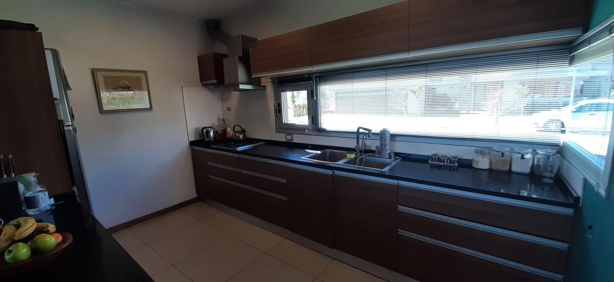 Foto de IMPORTANTE CASA DE CATEGORIA CON 3 DORMITORIOS EN BARRO PRIVADO, imagen 4