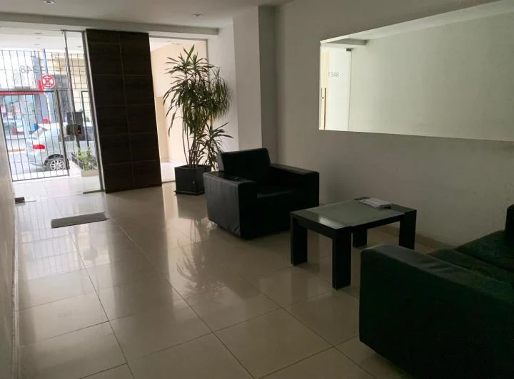 ALQUILER MONOAMBIENTE CON BALCON - LUMINOSO - BAJAS EXPENSAS 3