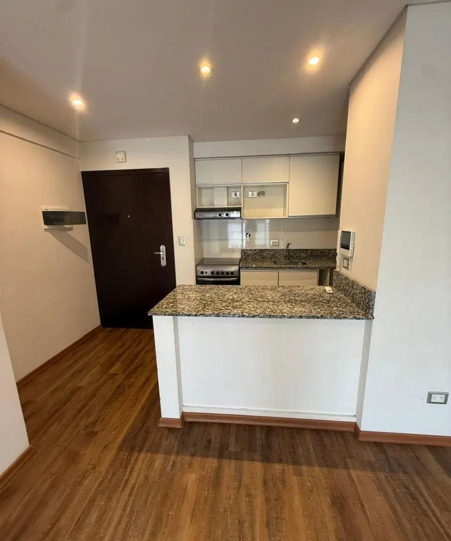 ALQUILER DE MONOAMBIENTE CON COCHERA Y PARRILLA EN URQUIZA 2