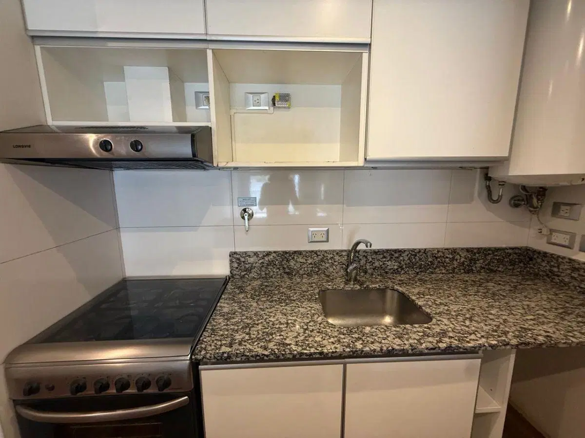 ALQUILER DE MONOAMBIENTE CON COCHERA Y PARRILLA EN URQUIZA 5