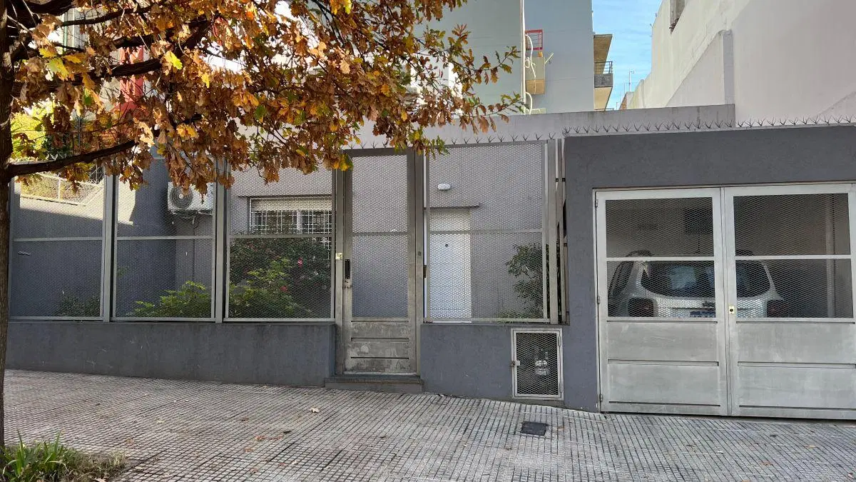 VENTA CASA CON JARDIN, PATIO Y TERRAZA/GARAGE/ LOTE PROPIO/ TODO LUZ 3