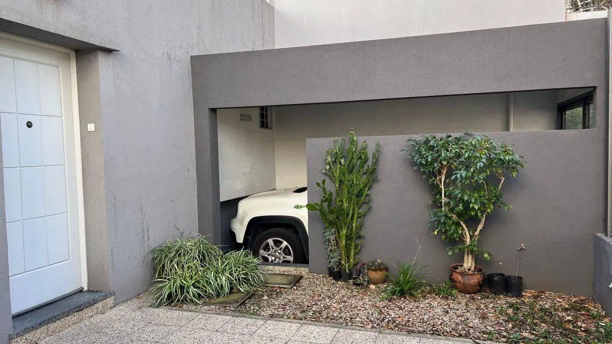 VENTA CASA CON JARDIN, PATIO Y TERRAZA/GARAGE/ LOTE PROPIO/ TODO LUZ 2