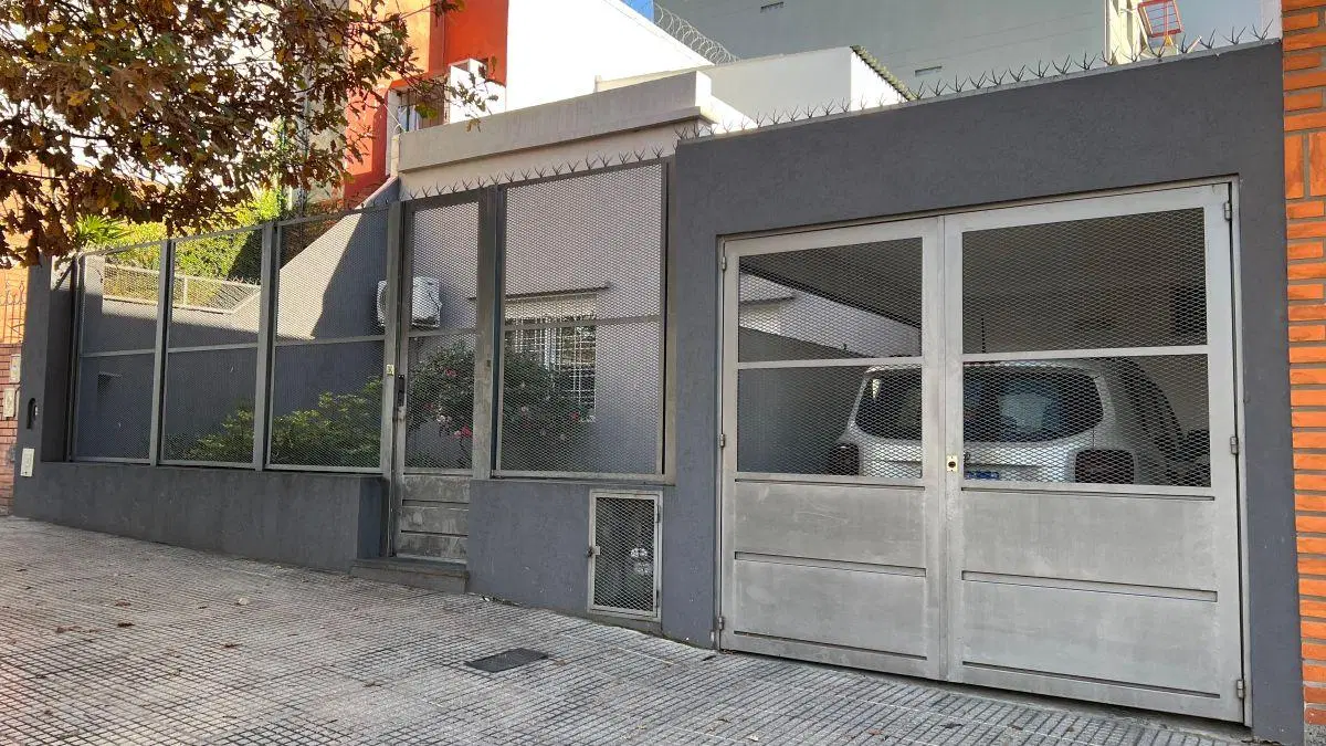 VENTA CASA CON JARDIN, PATIO Y TERRAZA/GARAGE/ LOTE PROPIO/ TODO LUZ 4