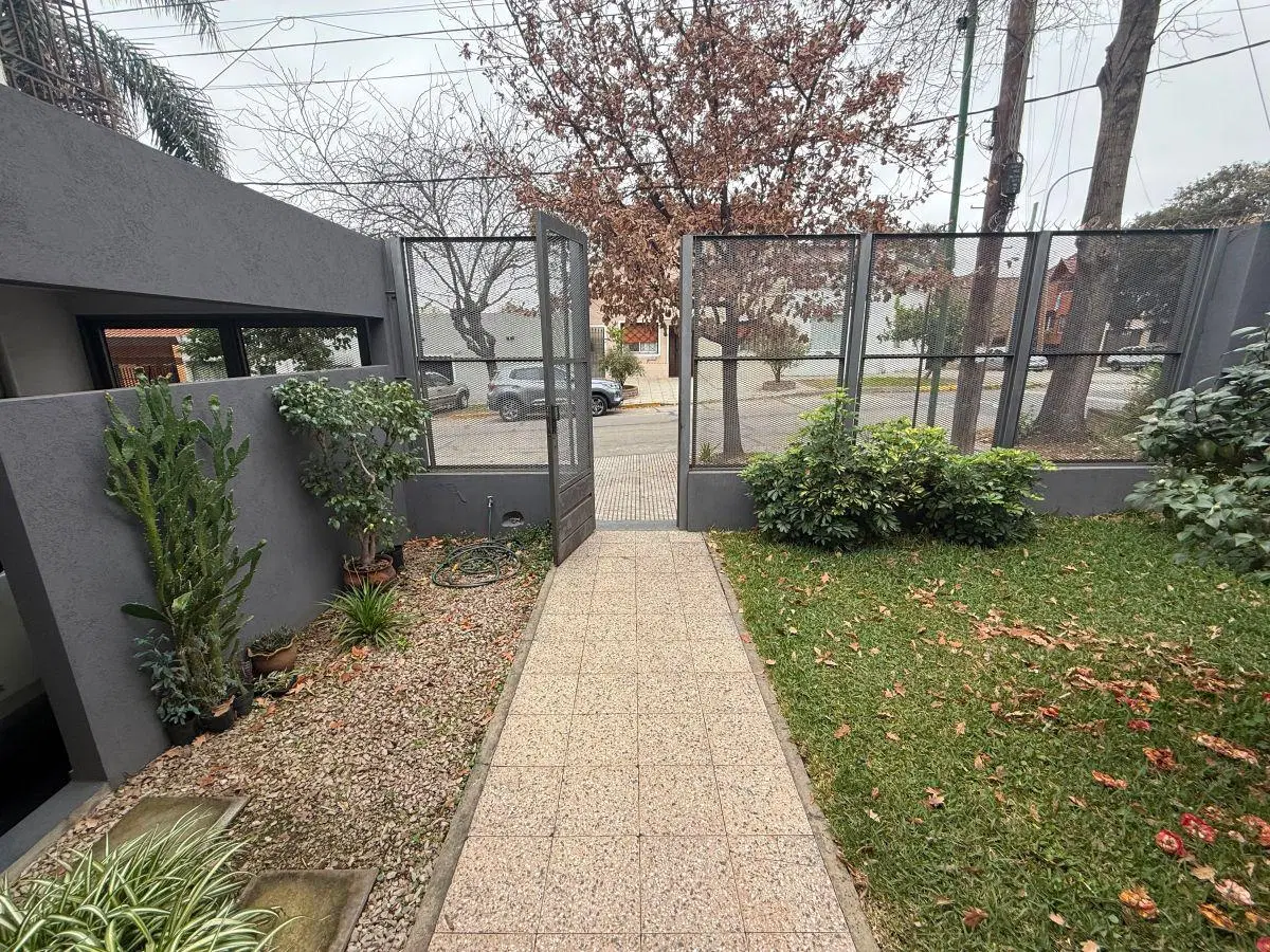 VENTA CASA CON JARDIN, PATIO Y TERRAZA/GARAGE/ LOTE PROPIO/ TODO LUZ 5