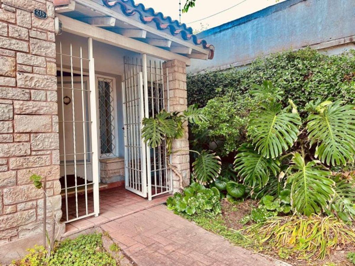 Amplia Casa en Venta en Mendoza Capital | 3 Dormitorios, Patio y Cochera
