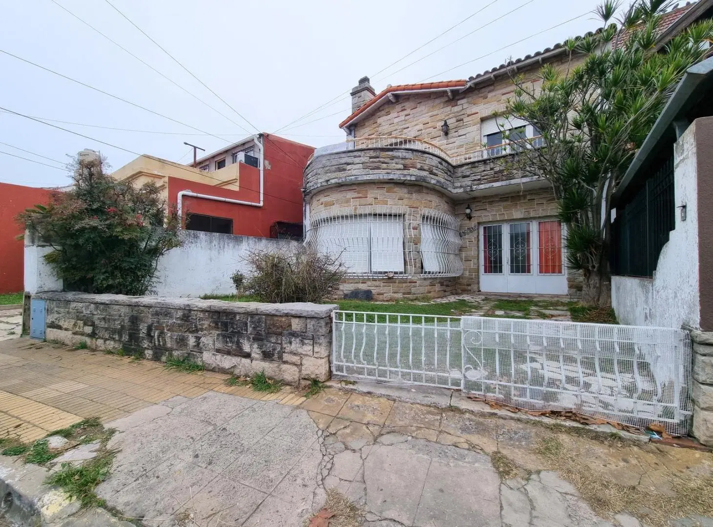 VENTA | Casa 4 ambientes en Bernal Este con jardín y gran lote – a reciclar 8