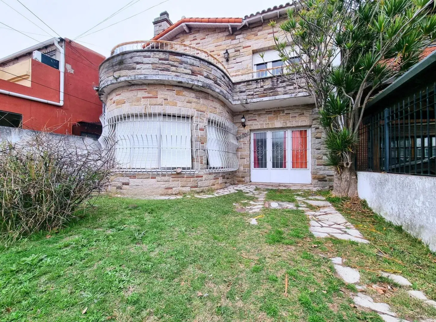 VENTA | Casa 4 ambientes en Bernal Este con jardín y gran lote – a reciclar 3