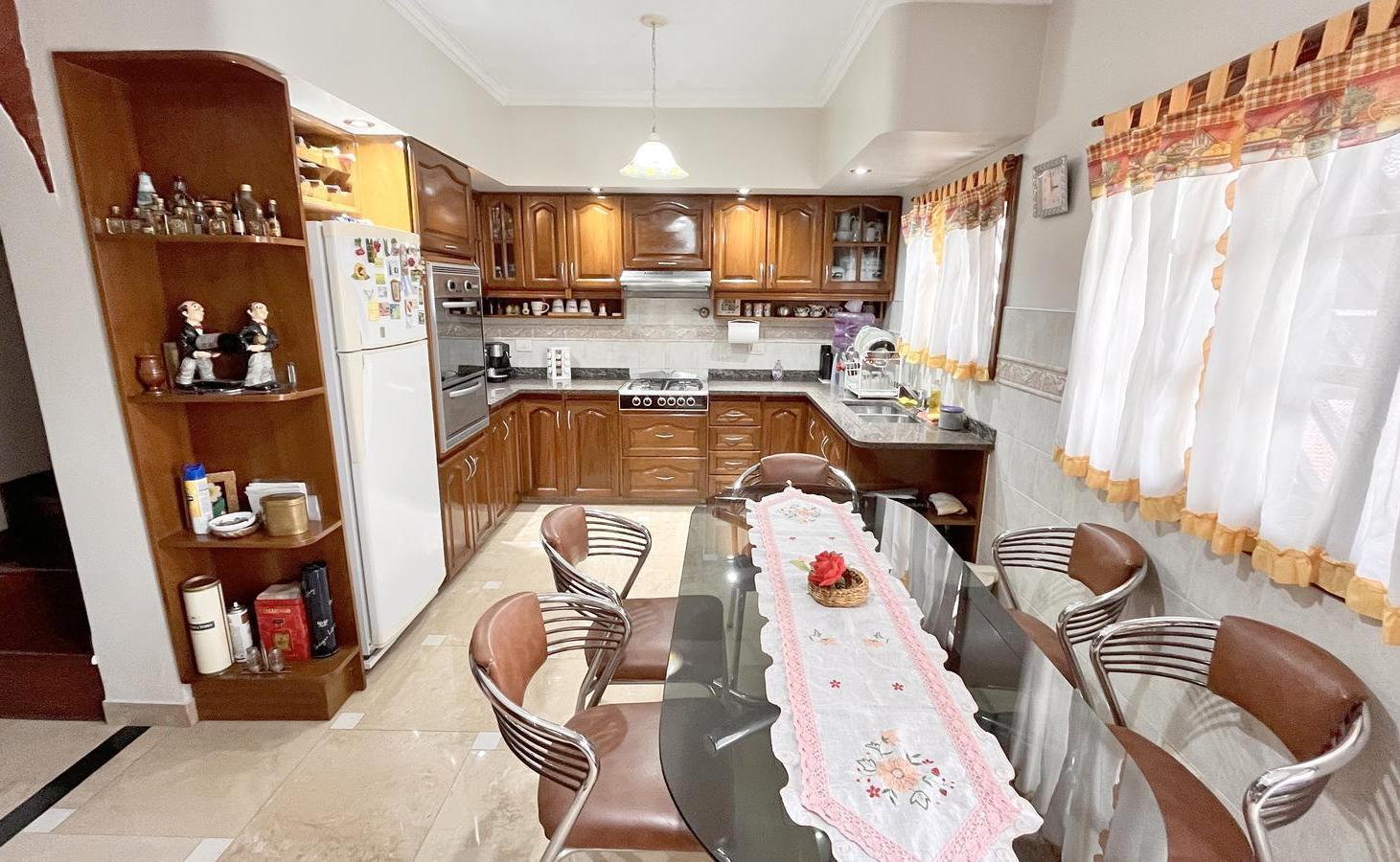 Casa 5 ambientes Barrio Naón