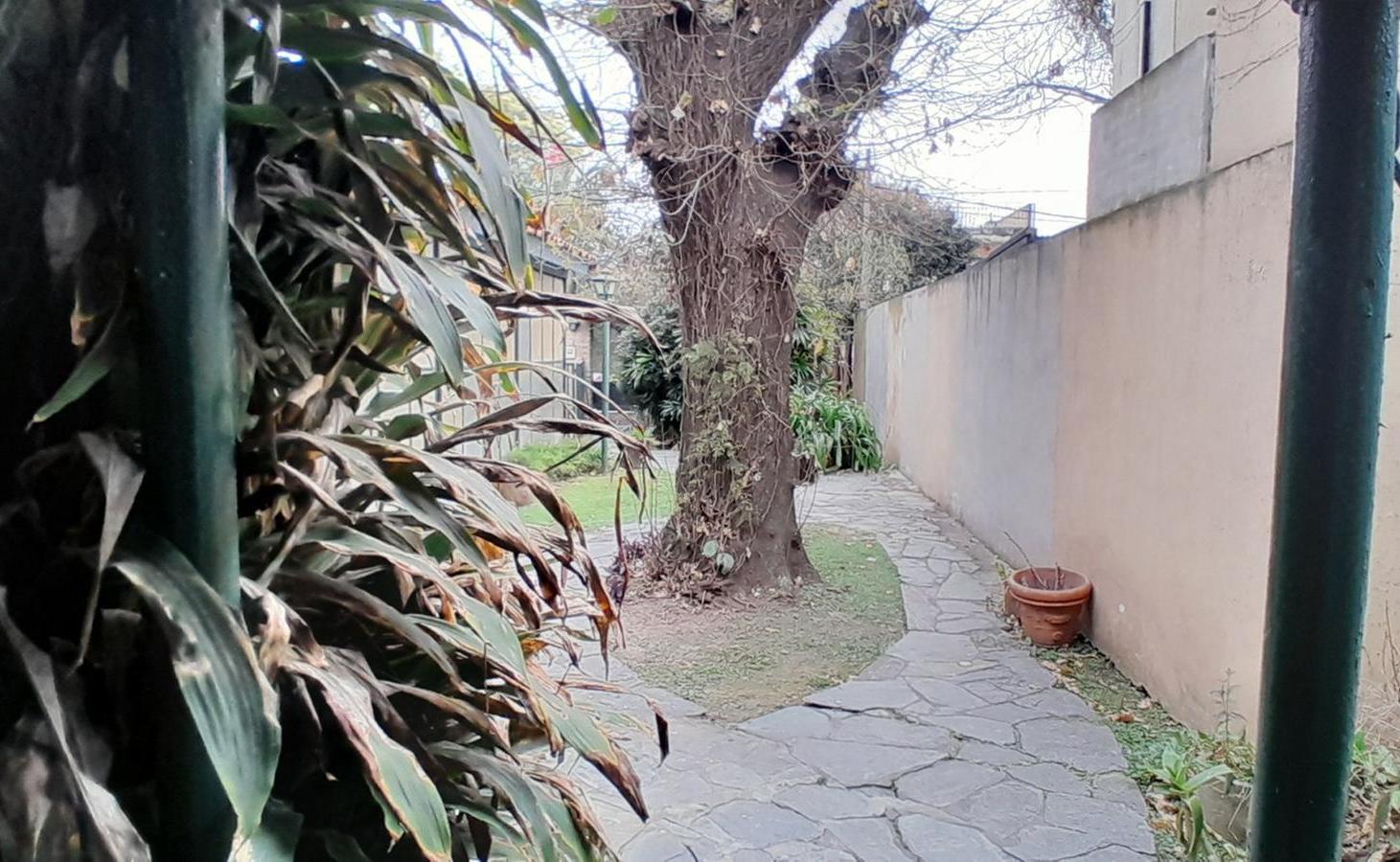 VENTA-ALBERDI-CASA CON PARQUE ARBOLADO-POSIBILIDAD DE INVERSION-UNIDAD INSTITUCIONAL