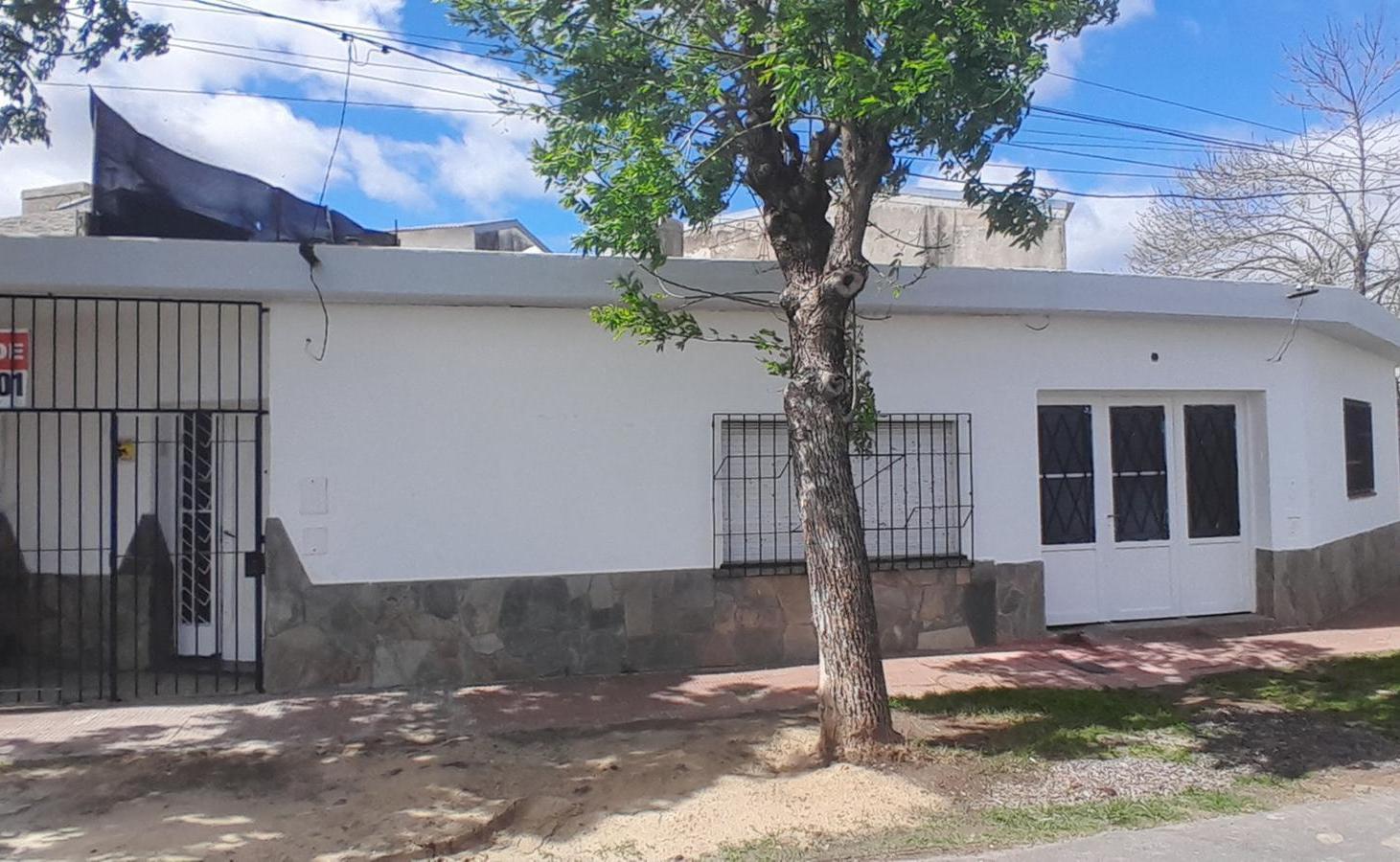 VENTA-CASA 2 DORMITORIOS-COCHERA AMPLIA-MUY BUEN ESTADO-ALQUILADA