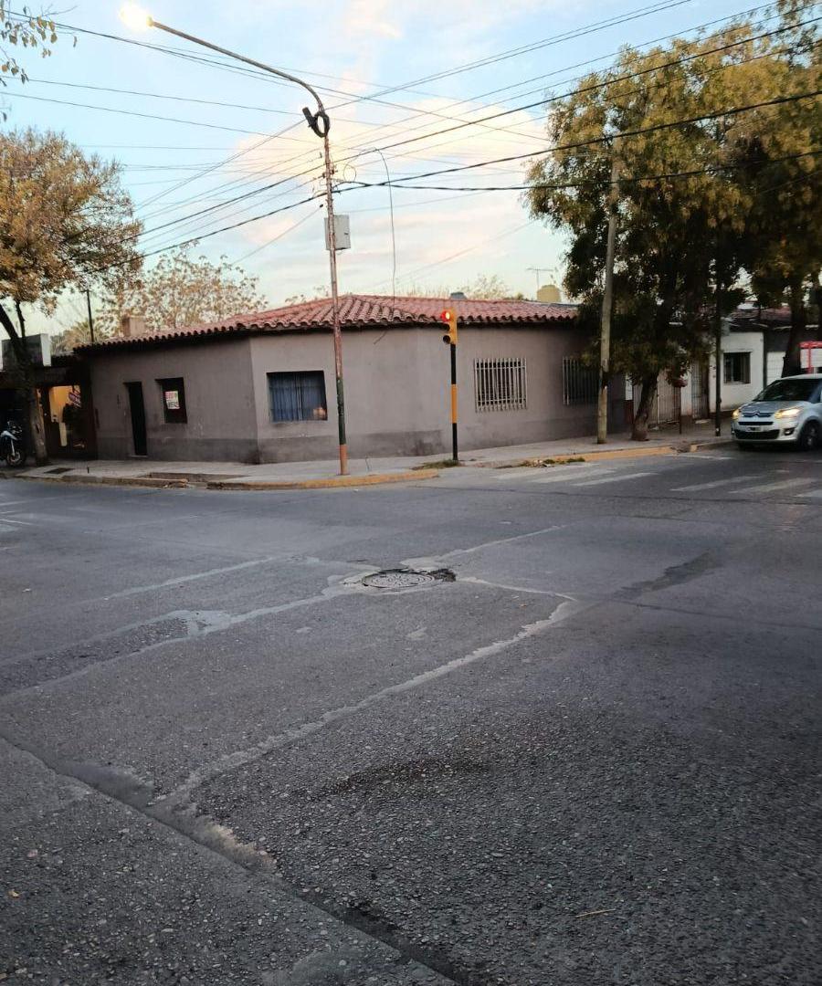 Casa en venta en esquina de calle Pedro Molina y Lavalle