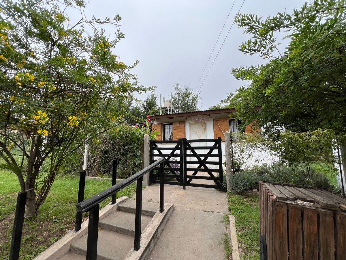 Casa en venta de un dormitorio y amplio terreno en Villa Giardino