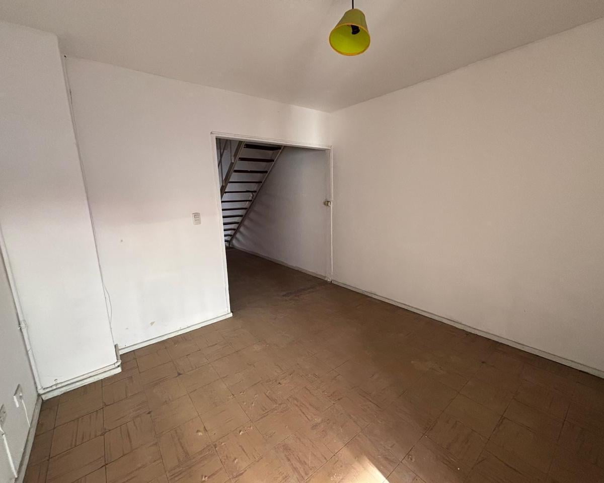 Departamento de escalera tipo dúplex en piso 2