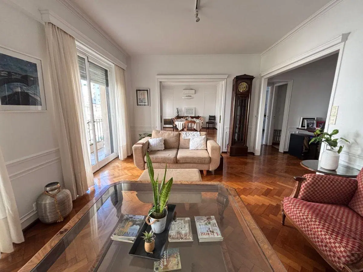 Piso exclusivo - 4 dormitorios + escritorio - Cochera - Edificio de estilo 2