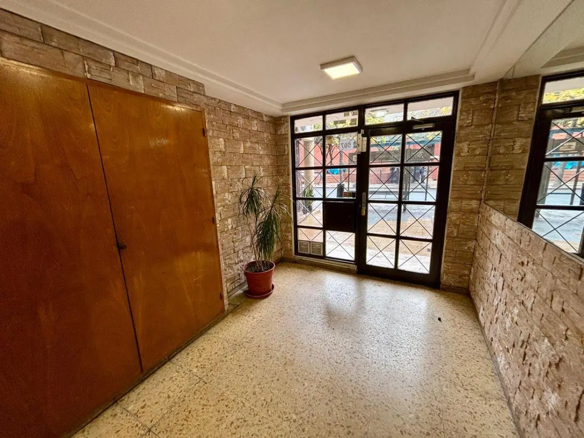 Venta 1 dormtirio amplio - Frente a plaza - Cocina separada - 48 mts. exlusivos - Orientación Norte 1