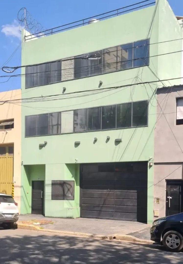 Se alquila un edificio para uso de oficina y depósito - Parque Patricios