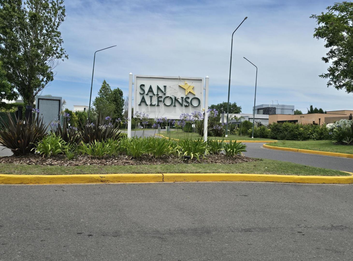 Casa en venta en el Barrio San Alfonso, Pilar del Este - 4 Ambientes