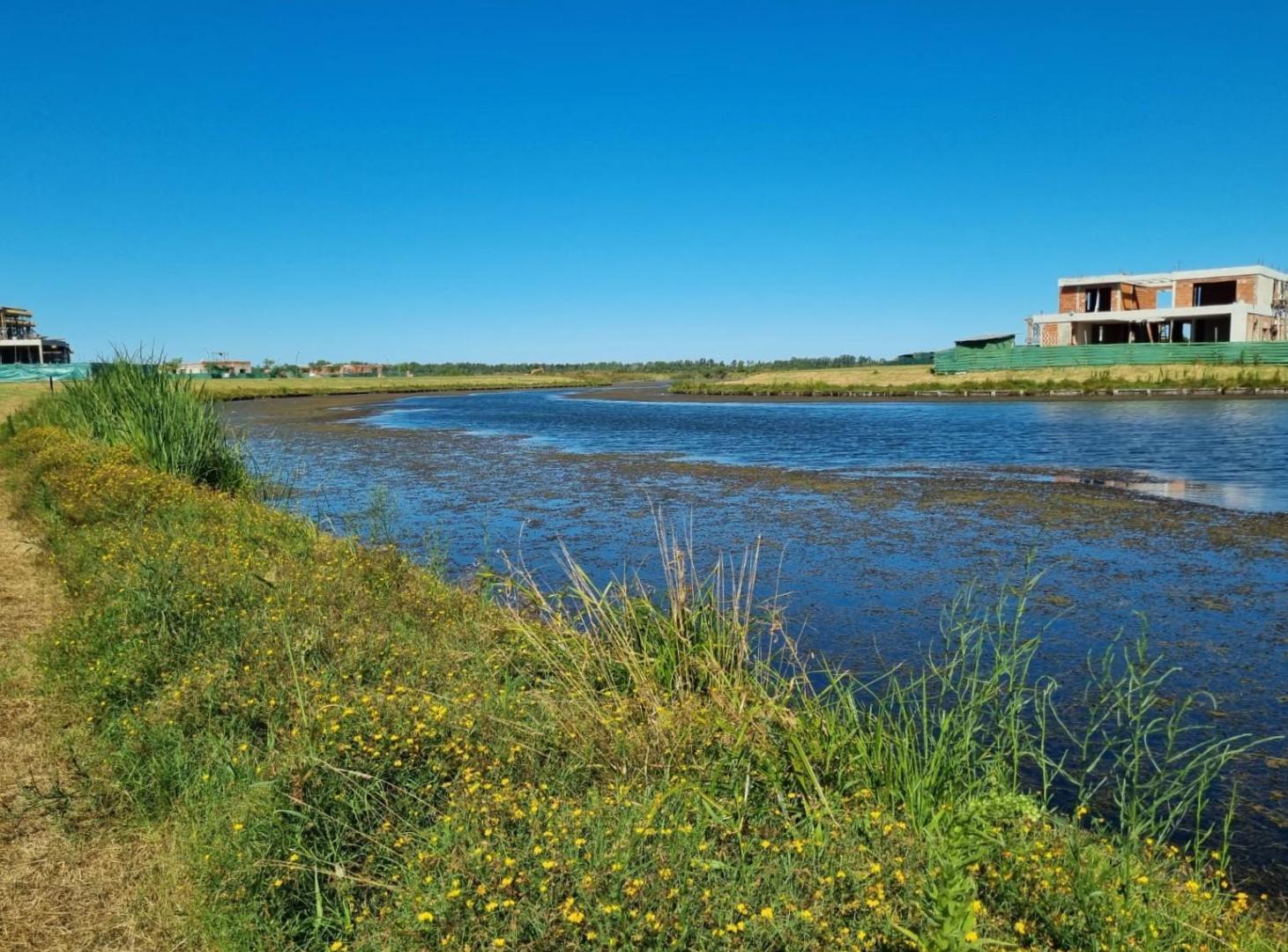 Lote a la laguna en Venta, Barrio Amarras, Puertos Escobar