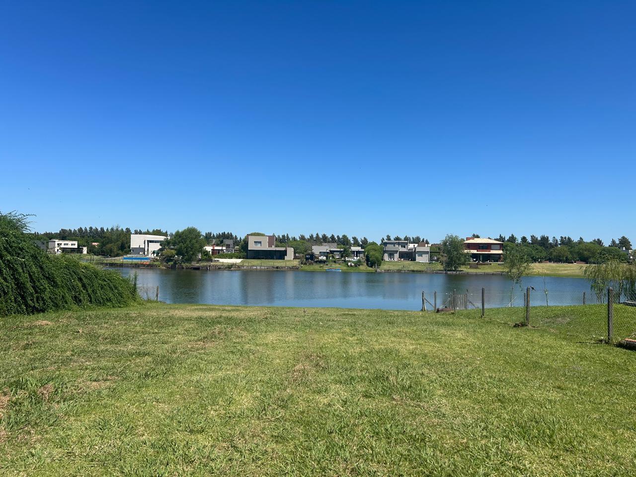 Lote a la laguna en Venta, 902m2, en Barrio Náutico El Cazal, Escobar, GBA Norte