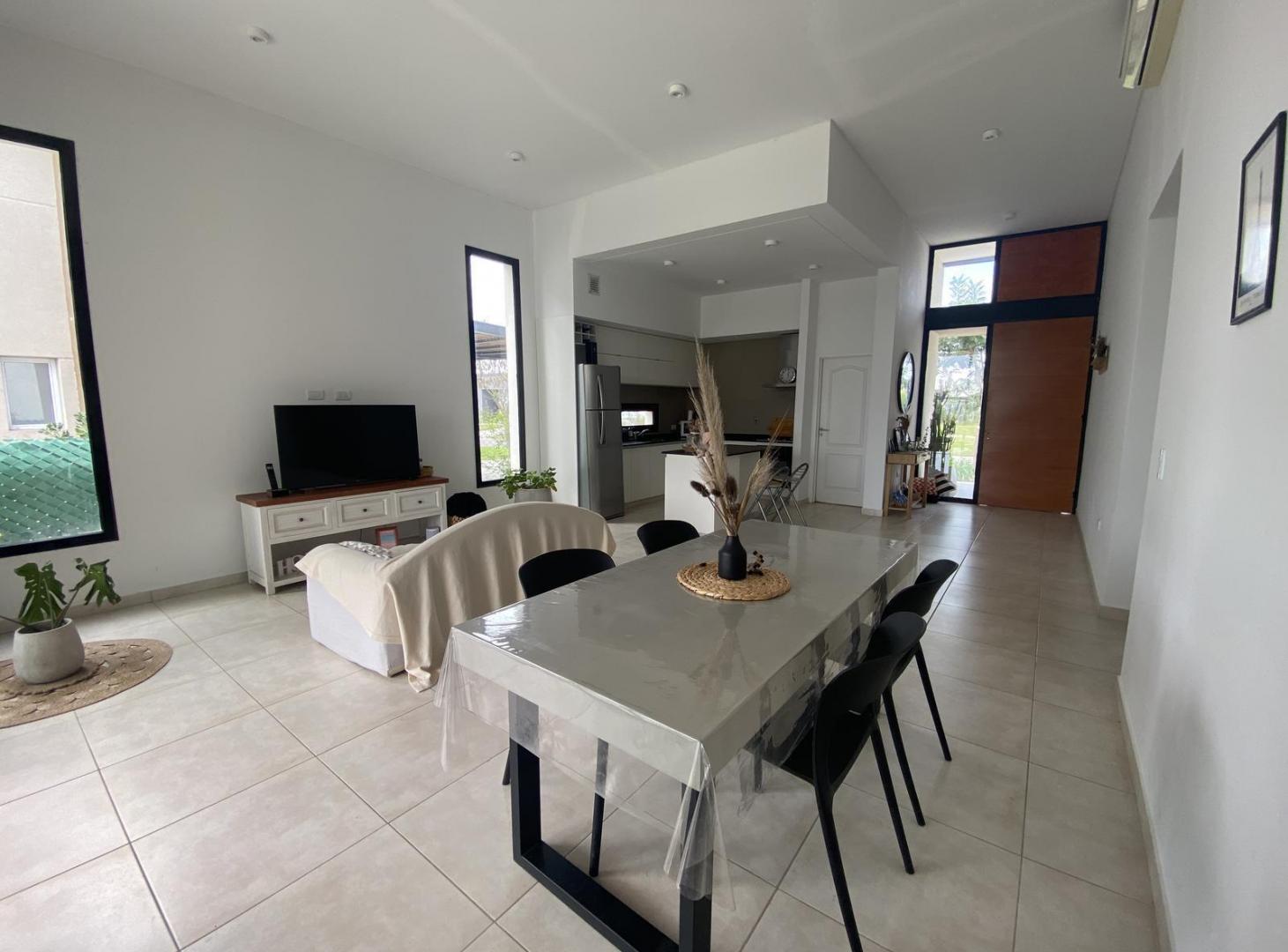 Casa en Venta 4 Ambientes en San Ramon - Pilar Del Este