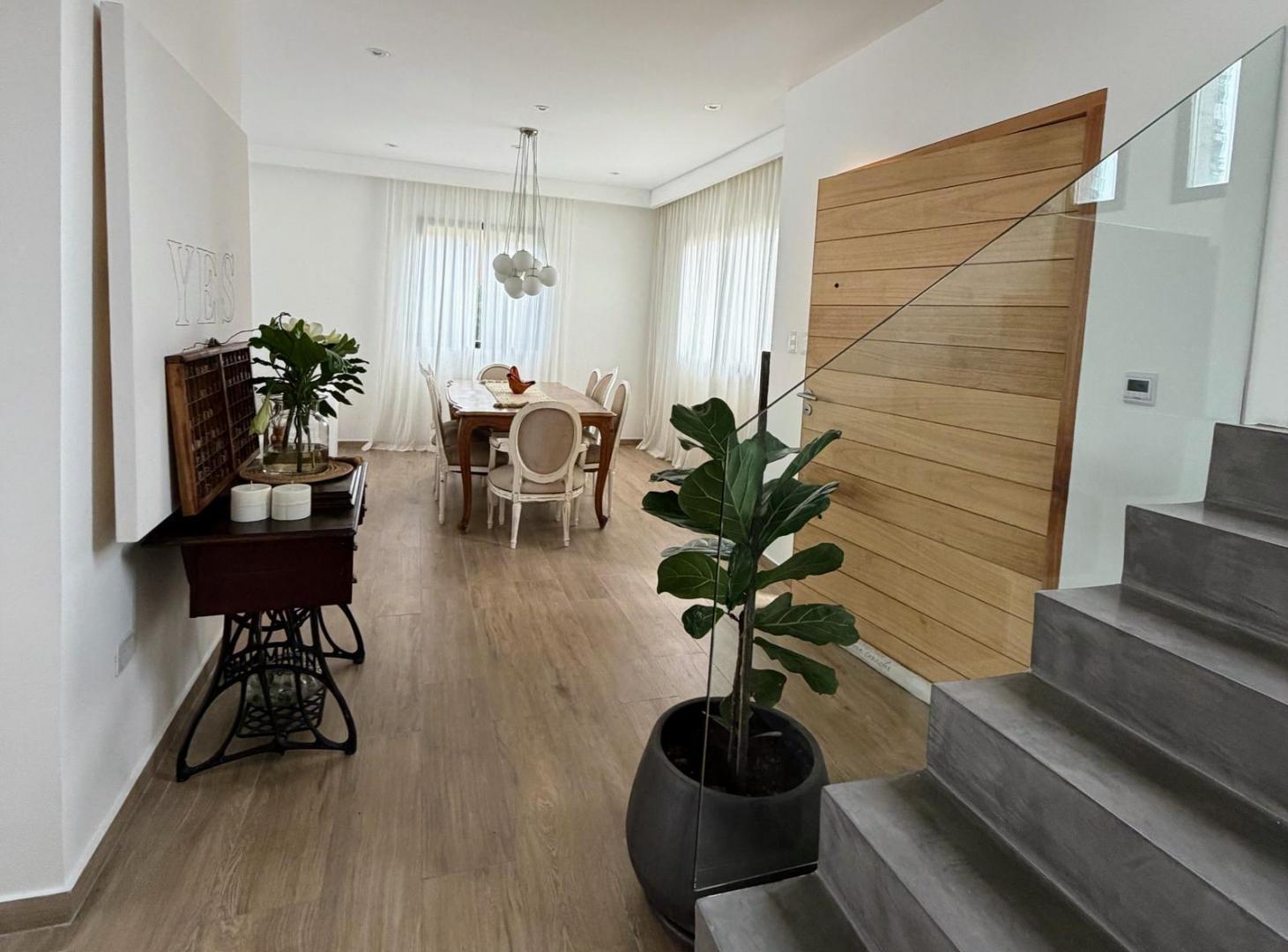 Casa en Venta 5 Ambientes en Santa Lucia - Pilar Del Este
