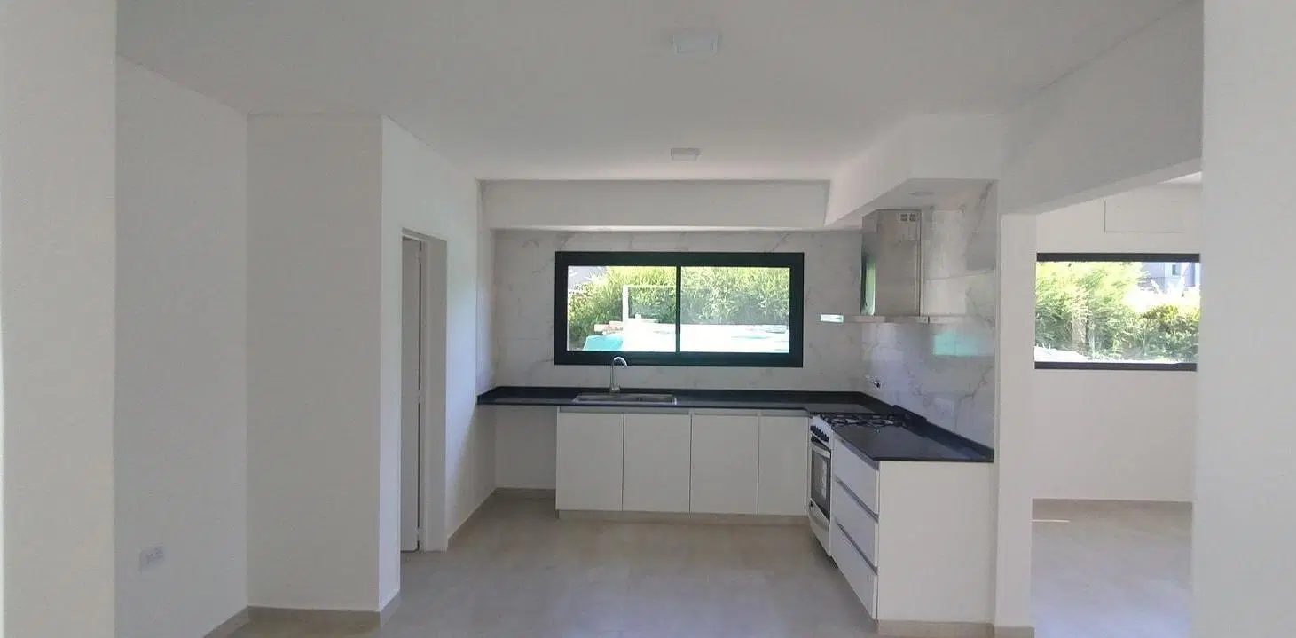 Casa en Venta 5 Ambientes en el Cantón - Escobar 3